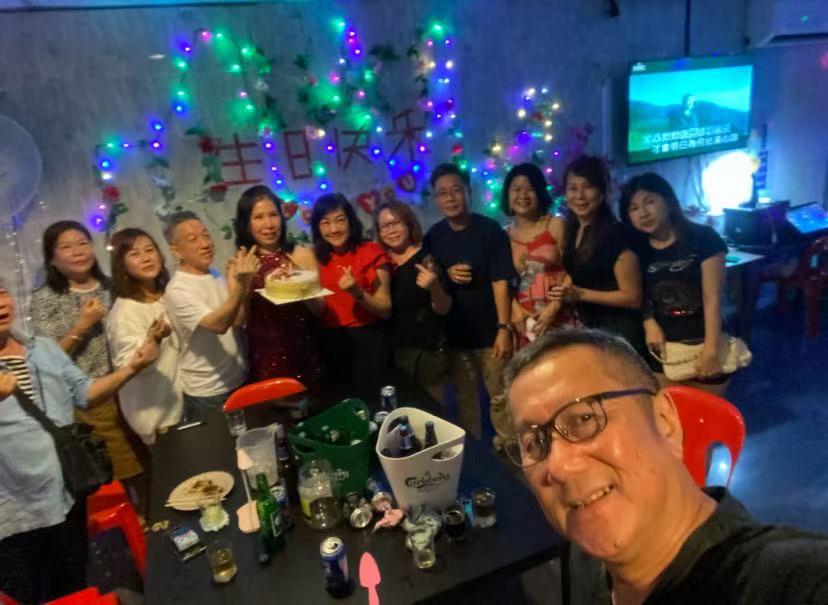 在温馨舒适的欢唱环境里举办生日聚会，让歌声与欢笑陪伴自己度过难忘时刻
